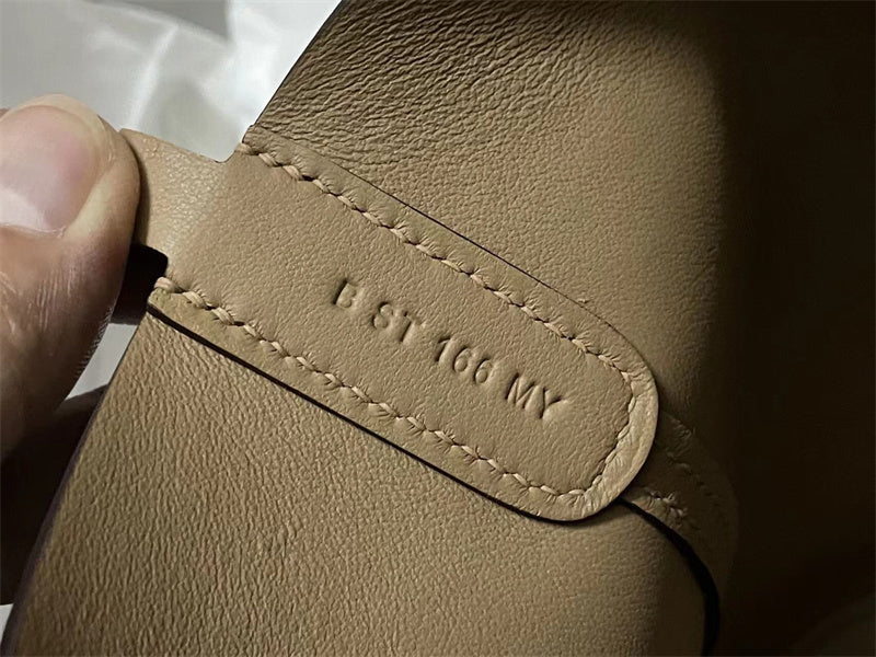  Streamlined top-handle bag front view 13