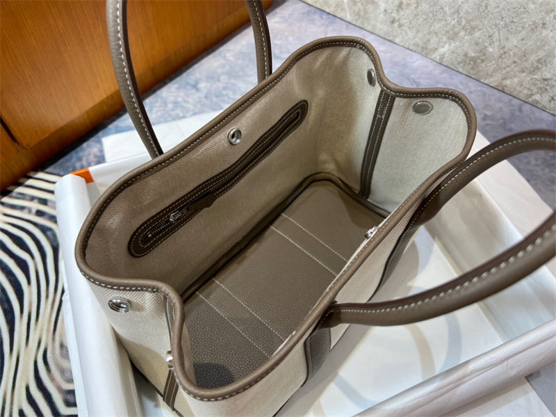  sleek everyday bag styled with outfit 30