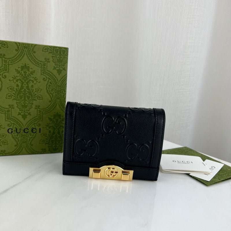 Front view of statement modern women's handbag – women's luxury accessory