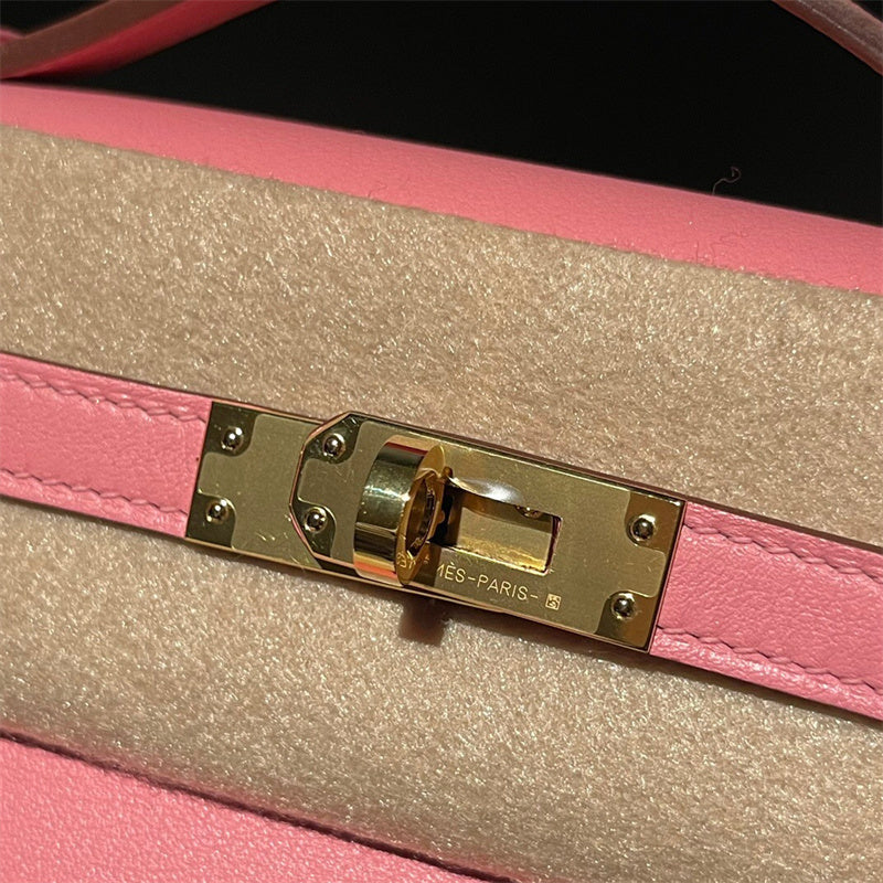  tailored shopper bag styled with outfit