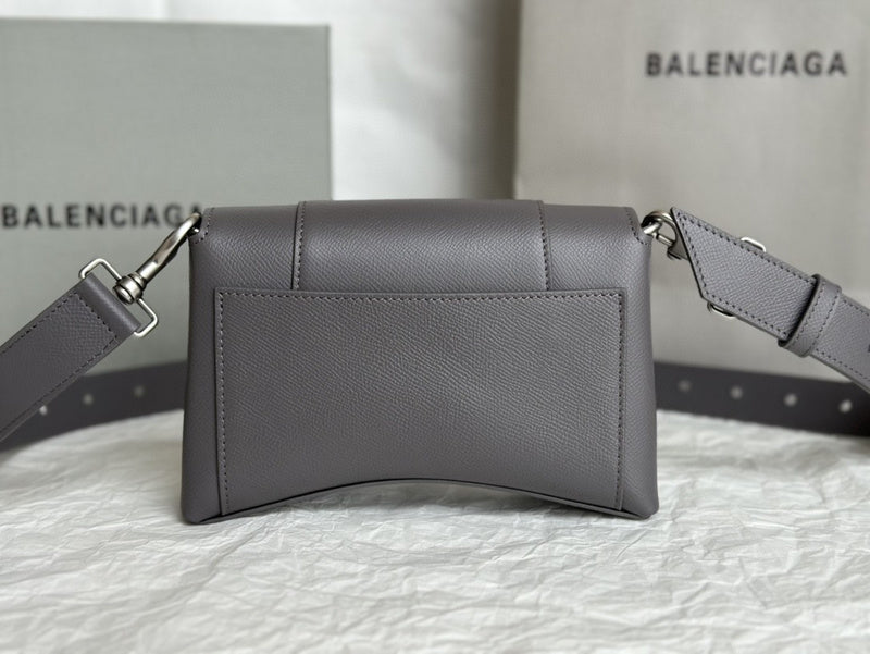Zivas Charm Elevated Essentials Statement Handbag (Effortless Style Upgrade) – Lifestyle Shot