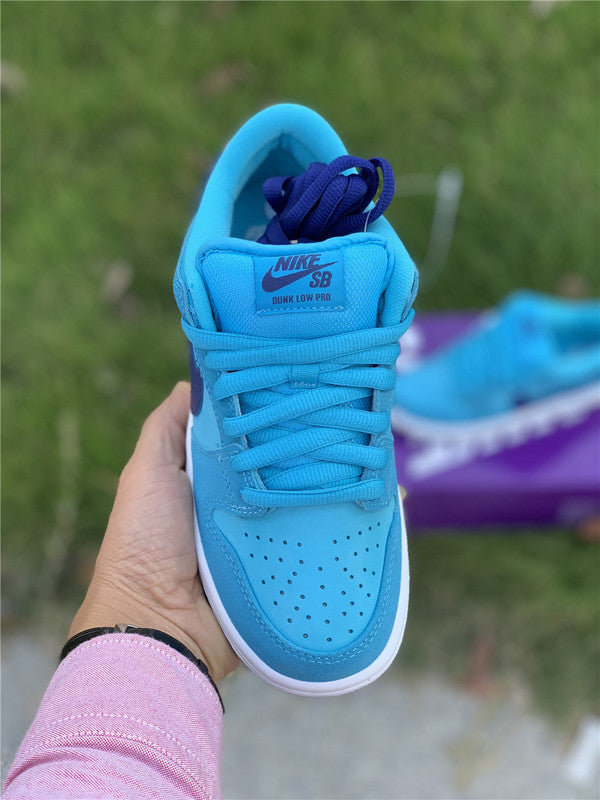 Nike Men's & Women's Luxury Fashion Trainers — Style 198 close-up view