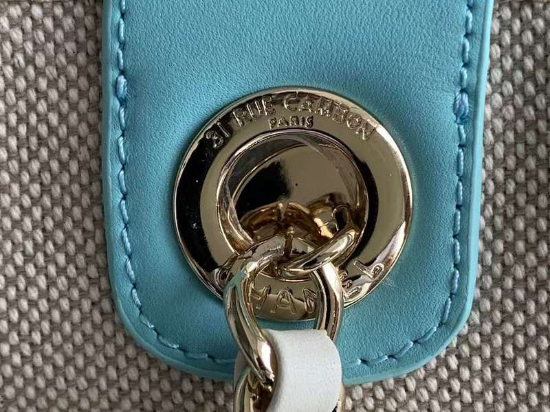Zivas Charm Sleek Silhouette Everyday Handbag (Considered Detail & Form) – Styled Look