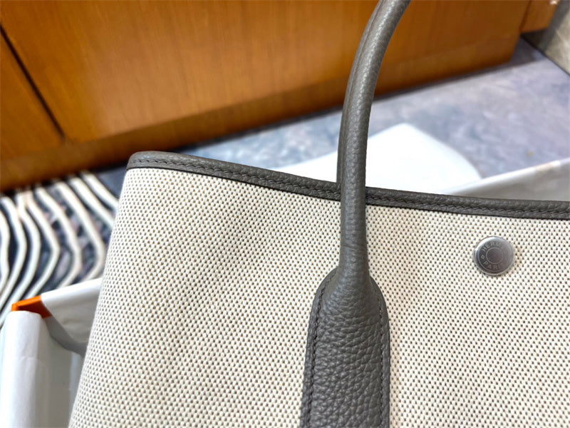  sleek everyday bag styled with outfit