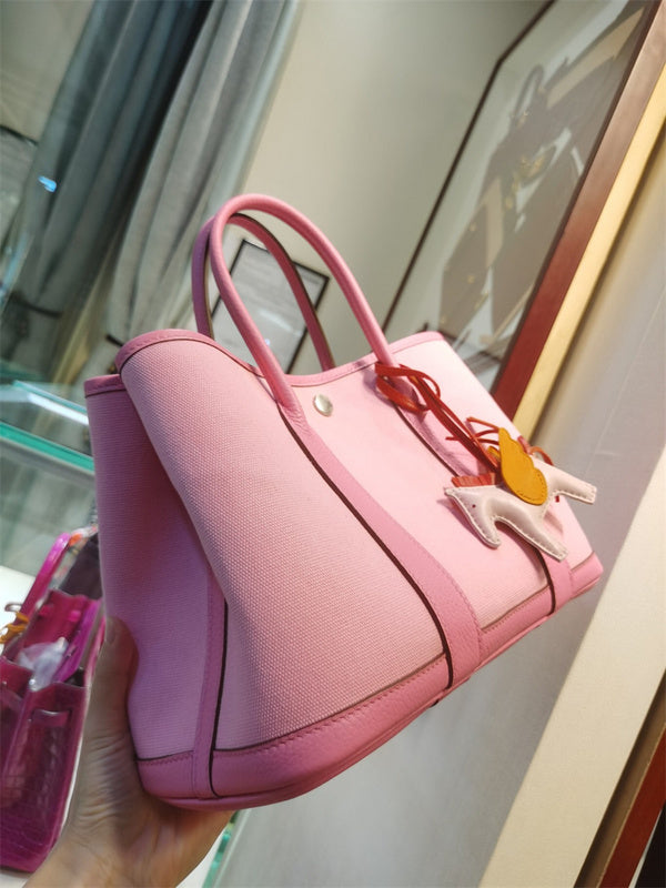  modern everyday bag styled with outfit