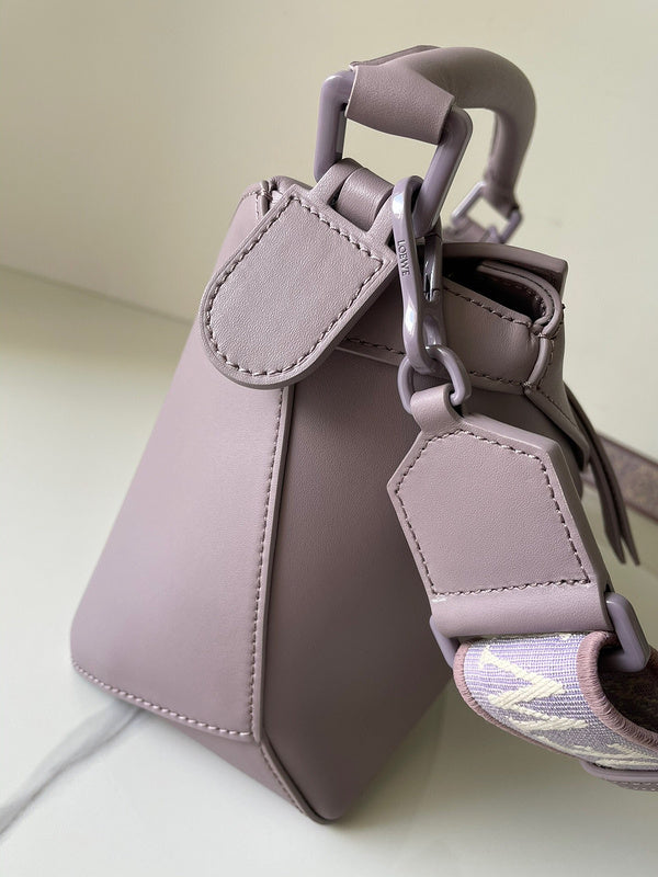 Ziva's Charm handbag – close-up view (25cm*10.5cm*16cm)