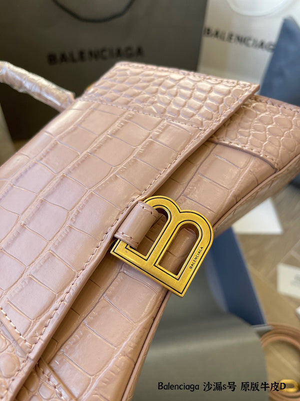 Ziva's Charm handbag – close-up view (one versatile size)