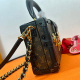  Statement carryall bag carried on shoulder
