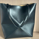 Ziva's Charm handbag – detail view (16.5cm*9.5cm*20cm)