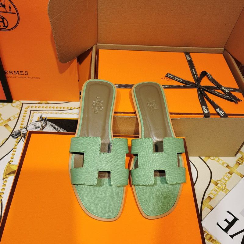 Hermès Black Gladiator Sandals - Angled View