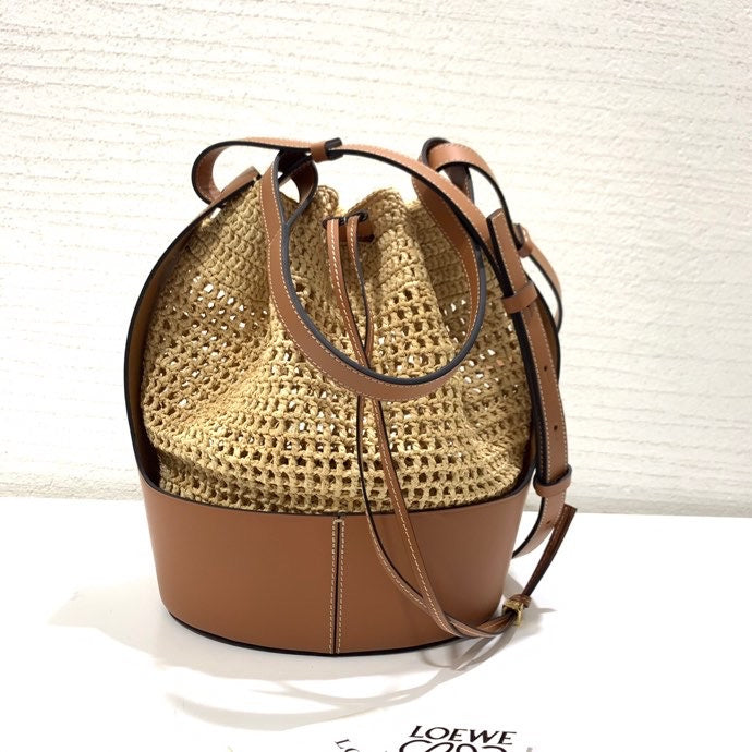 Ziva's Charm handbag – close-up view (21.5cm*31cm*16cm)