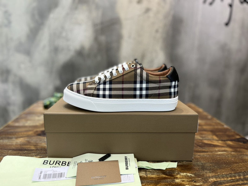 Burberry shoes Style 290 - logo and branding close-up