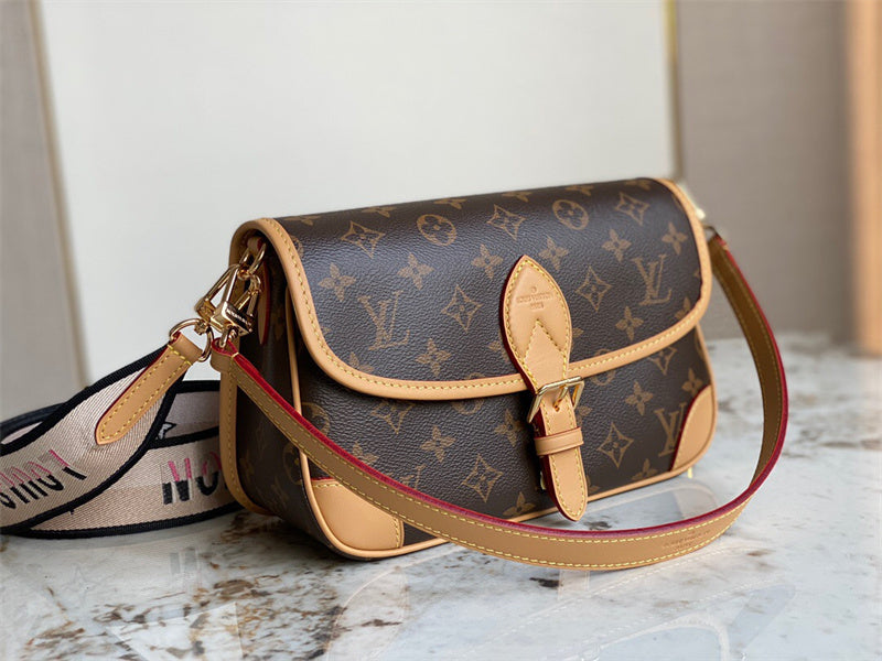  handbag interior and compartment view