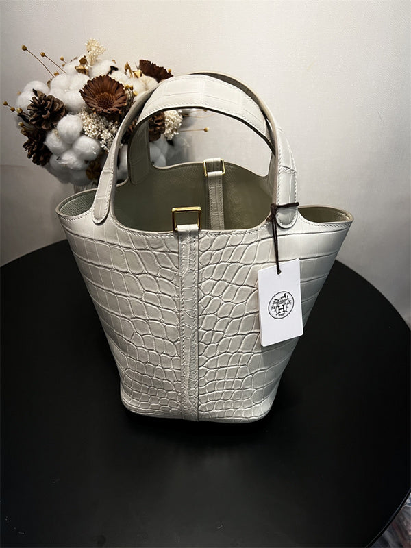  Elegant tote bag carried on shoulder 10