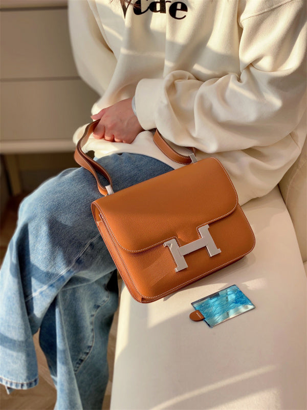 Side view of streamlined structured handbag