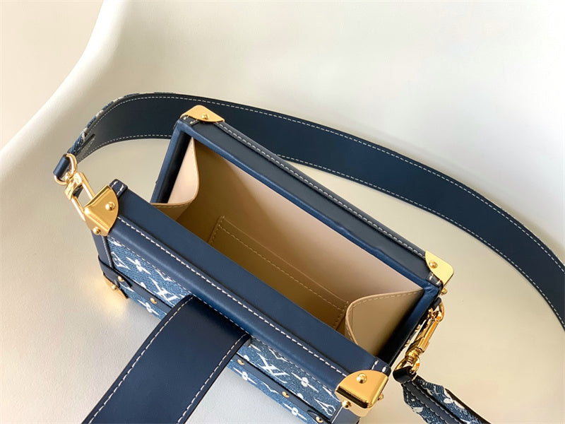  shoulder bag interior and compartment view 9