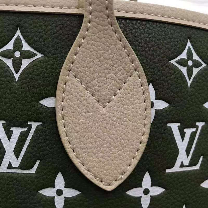 Handle and strap detail of polished statement women's handbag – women's everyday handbag