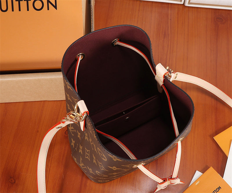  Sophisticated shoulder bag carried on shoulder 10