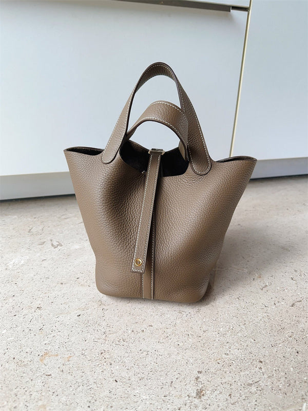  timeless crossbody bag styled with outfit 18
