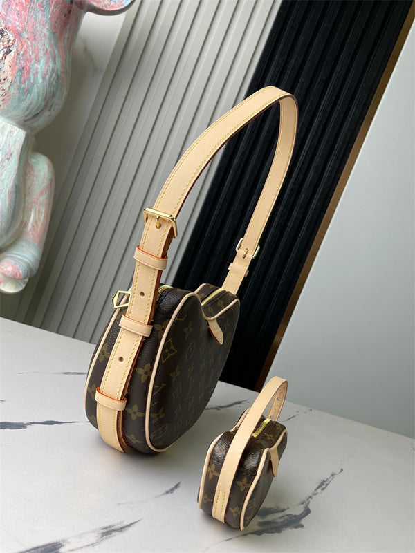  Sophisticated tote bag carried on shoulder