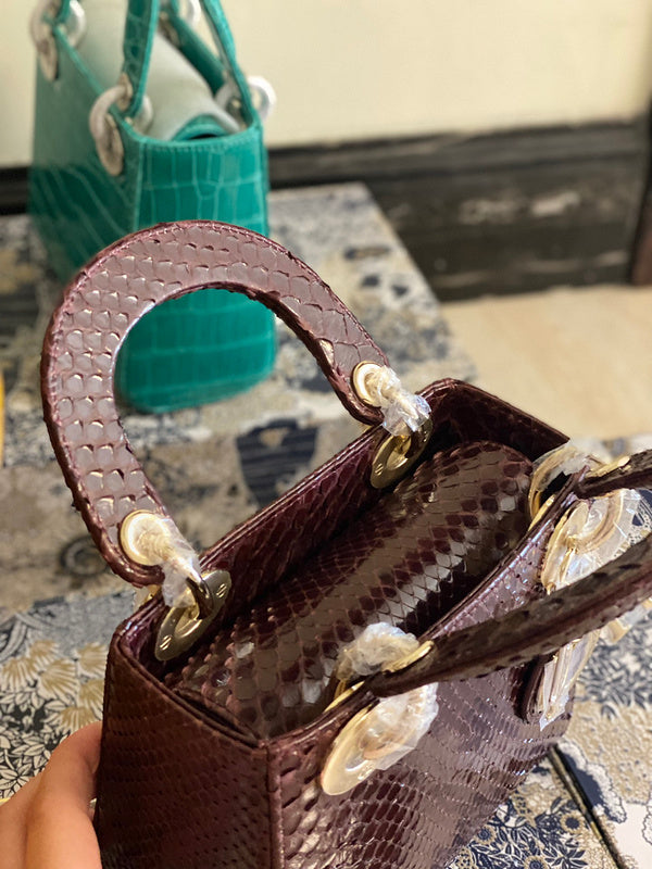 Handle and strap detail of polished sleek women's handbag – women's premium purse
