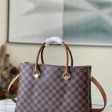  Versatile shoulder bag carried on shoulder