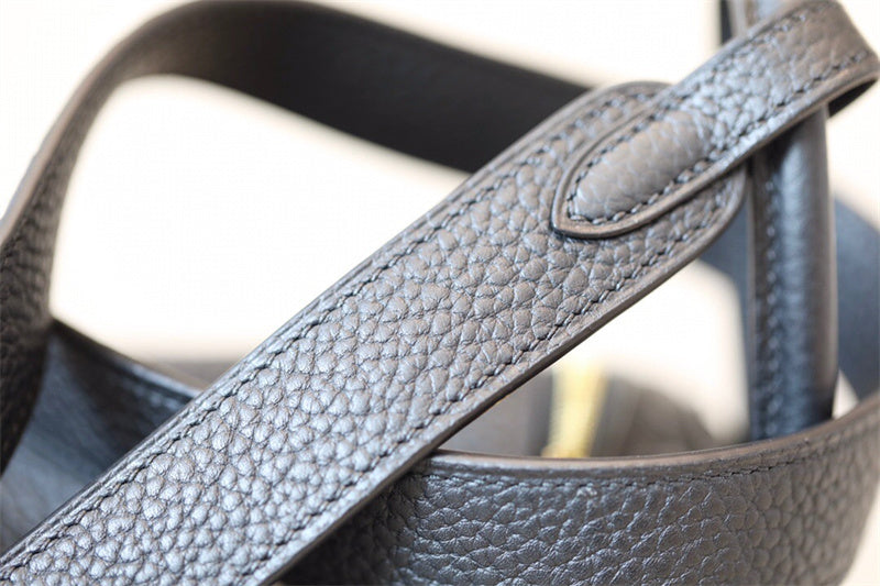  everyday carryall bag styled with outfit
