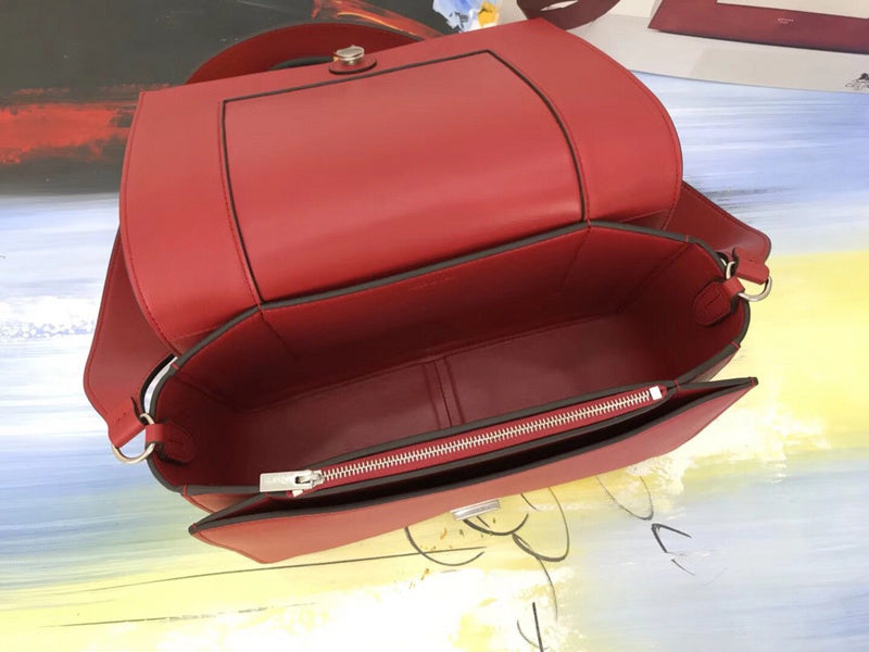 Handle and strap detail of signature elevated women's handbag – women's luxury handbag