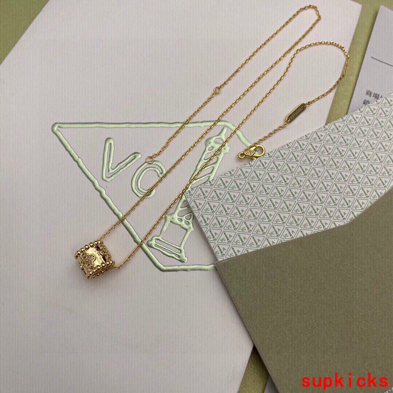 Front view of Van Cleef & Arpels unisex jewelry piece