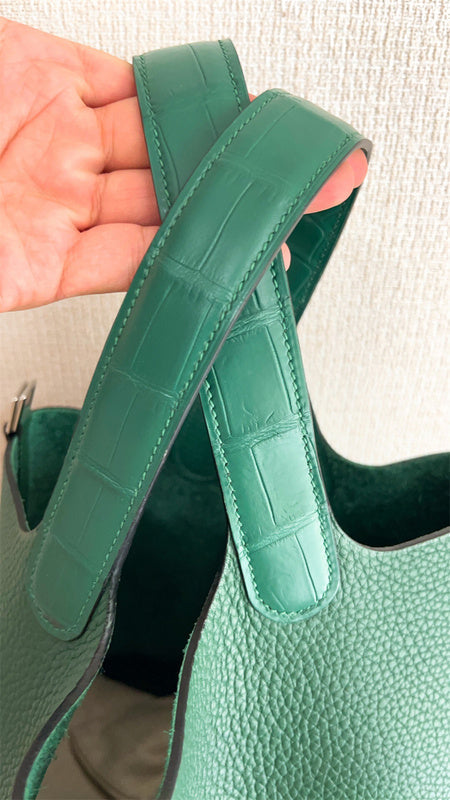  everyday handbag detail view showing craftsmanship 8