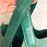  everyday handbag detail view showing craftsmanship 8