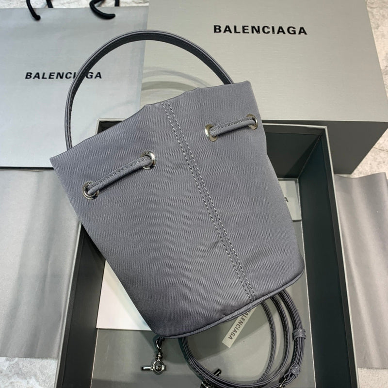 Understated Premium PU Leather Handbag - Versatile Everyday Design | Women's Everyday Carry Handbag #603 - close-up detail shot (image 3) of designer-inspired handbag