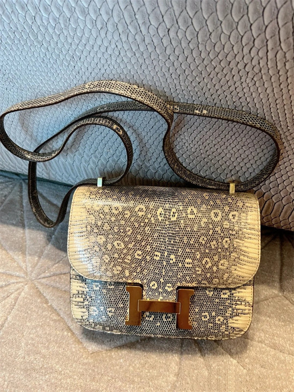  shoulder bag interior and compartment view 9