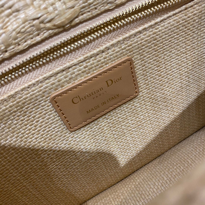 Side profile of chic modern women's handbag – women's luxury handbag