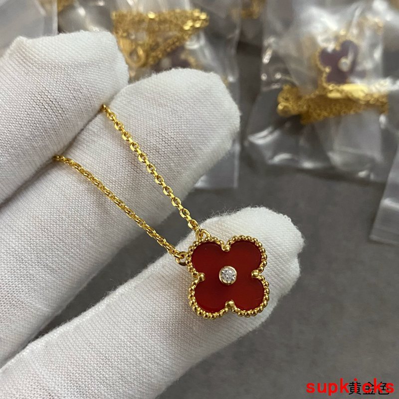 Side view of Van Cleef & Arpels unisex jewelry piece