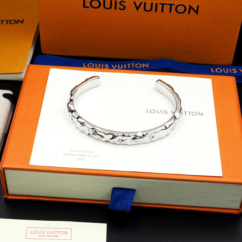 Front view of Cartier unisex jewelry piece