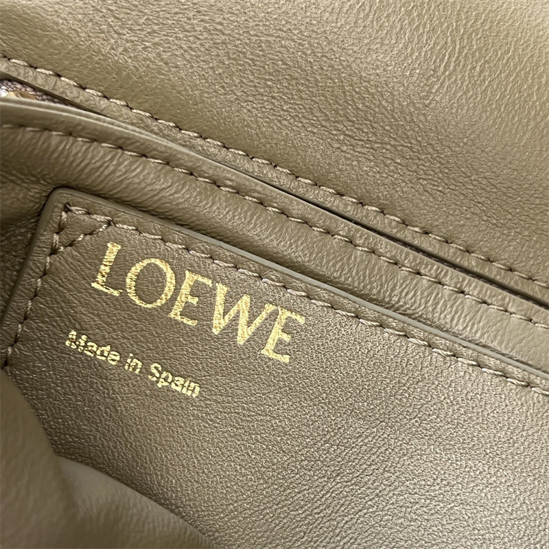 Ziva's Charm handbag – detail view (23cm*13cm*6cm)