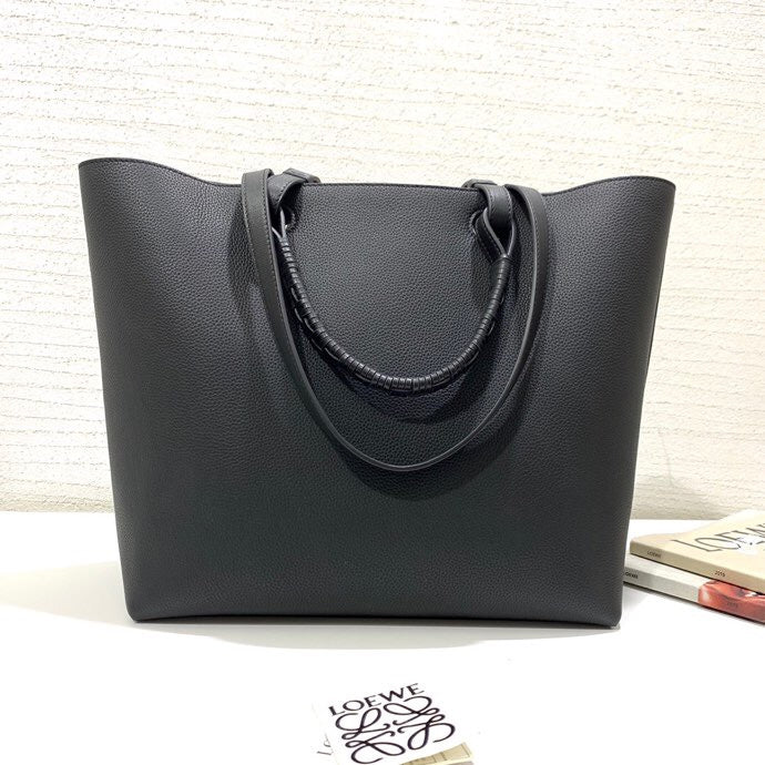 Ziva's Charm handbag – close-up view (29cm*25cm*14cm)