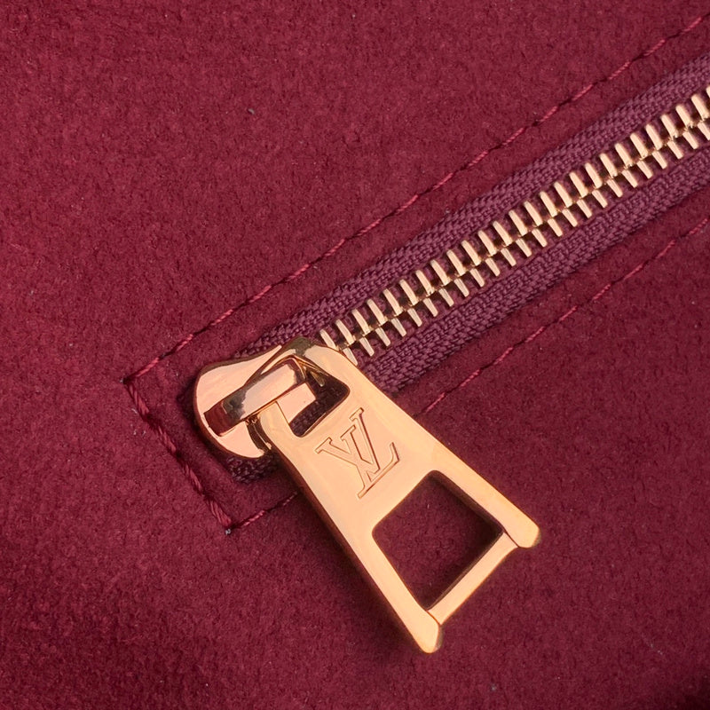 Front view of everyday-luxe modern women's handbag – women's designer-style accessory