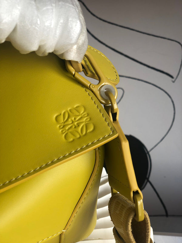 Ziva's Charm handbag – detail view (24cm*10.5cm*16.5cm)