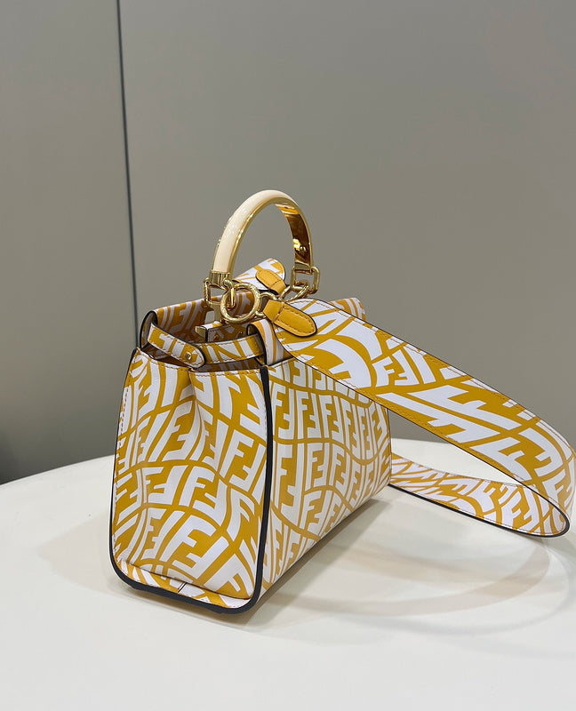 Ziva's Charm handbag – detail view (23cm*7cm*18cm)