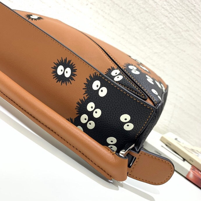 Ziva's Charm handbag – close-up view (18cm*11cm*7.5cm)