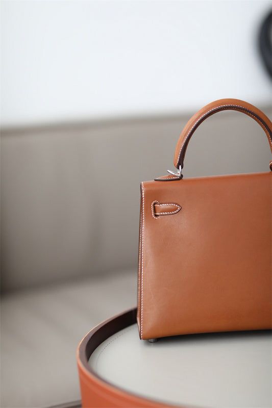  timeless shopper bag detail view showing craftsmanship
