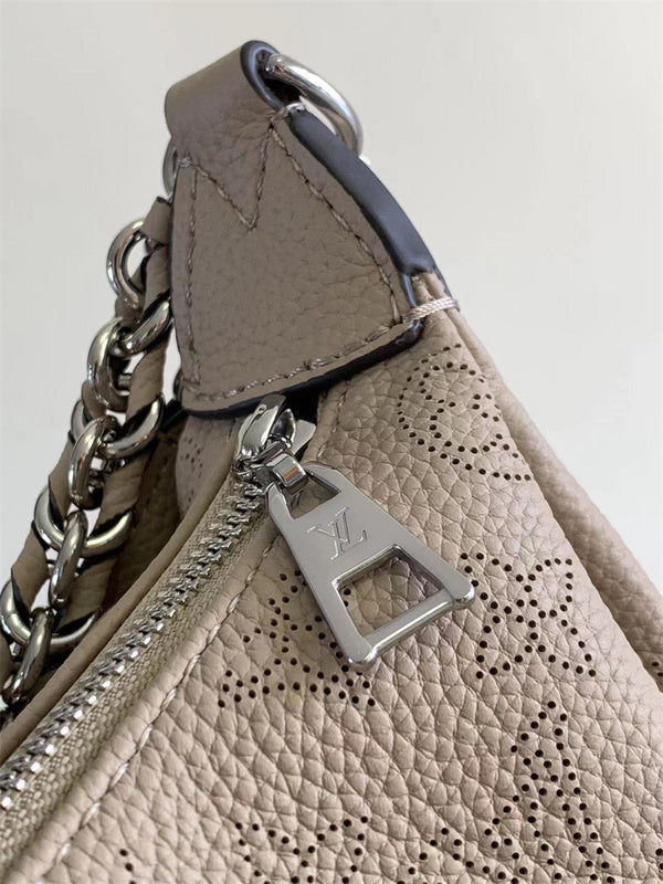  everyday bag close-up of hardware and finish 17