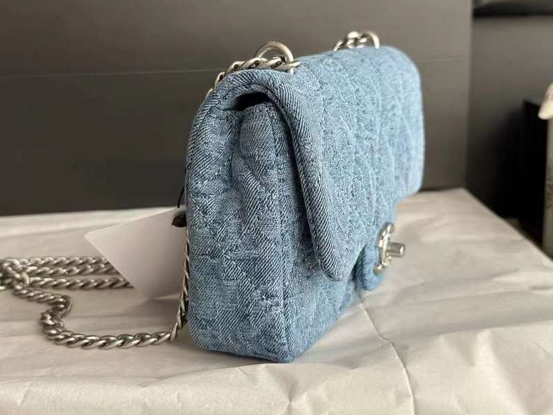 Zivas Charm Refined Everyday Style Luxury Handbag (Elevated Accessory Essential) – Close-Up Detail