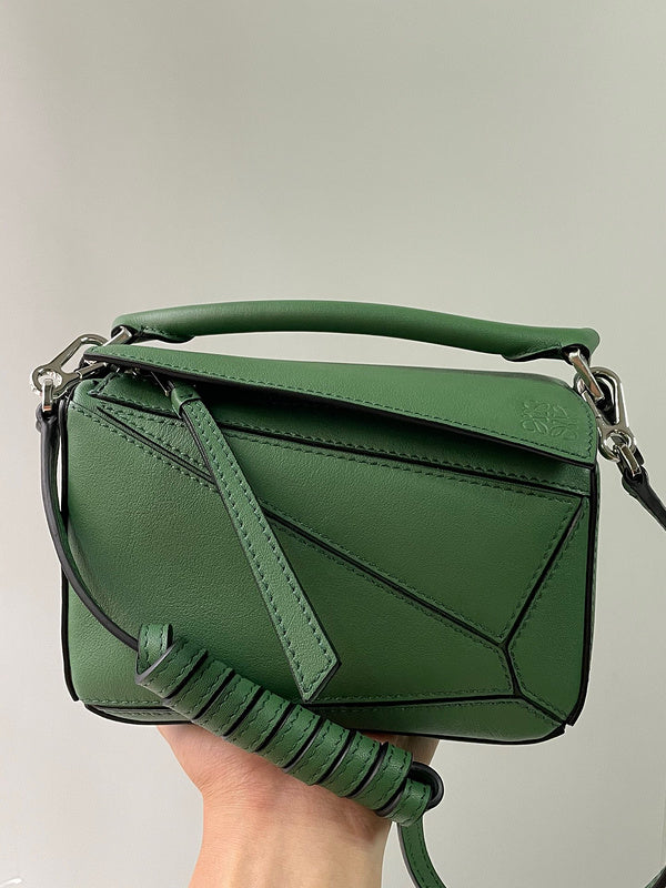Ziva's Charm handbag – product shot (12.5cm*18cm*8cm)