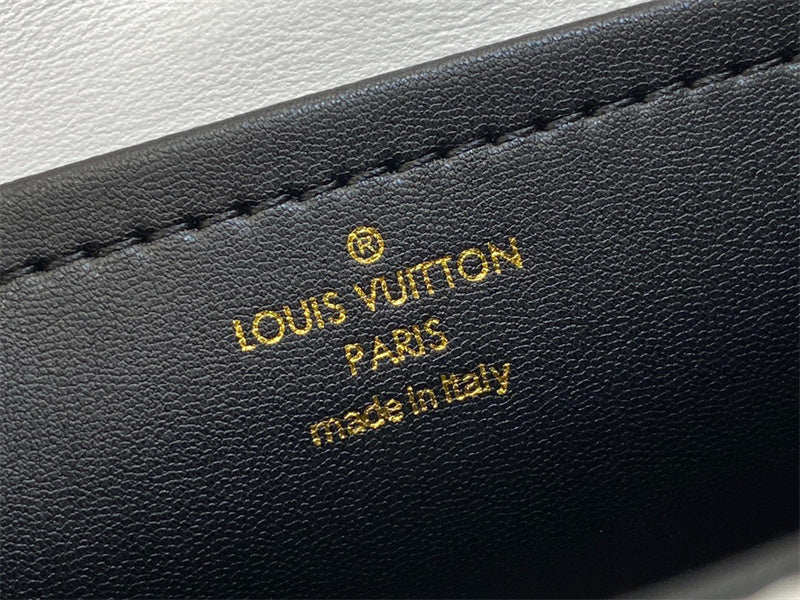  signature tote bag detail view showing craftsmanship 14