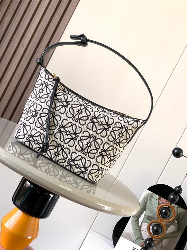 Ziva's Charm handbag – detail view (21cm*17cm*13cm)