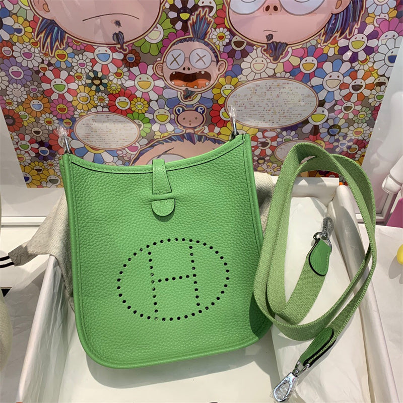  Minimalist shoulder bag front view