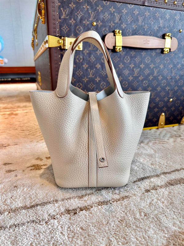  shoulder bag interior and compartment view